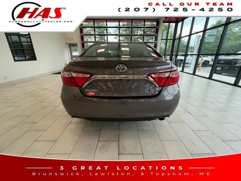 Used 2017 Toyota Camry SE w/ Moonroof Package FWD image 5