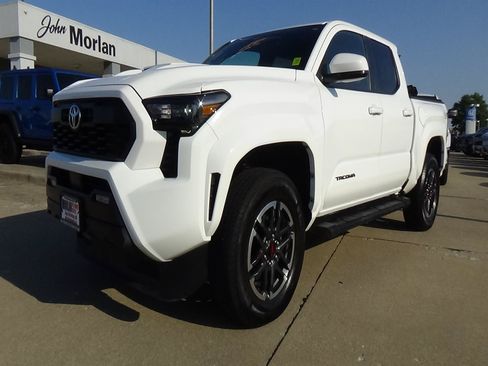 Used 2025 Toyota Tacoma TRD Sport AWD/4WD image 2