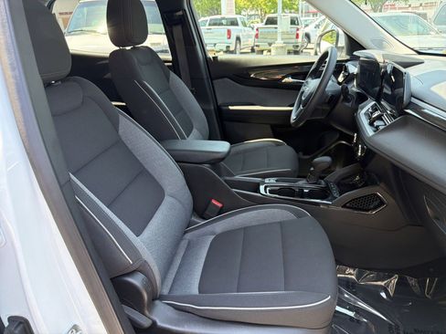 Used 2025 Chevrolet TrailBlazer LT AWD/4WD image 23