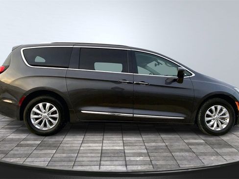 Used 2019 Chrysler Pacifica Touring-L image 4