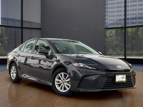 Used 2025 Toyota Camry LE image 1