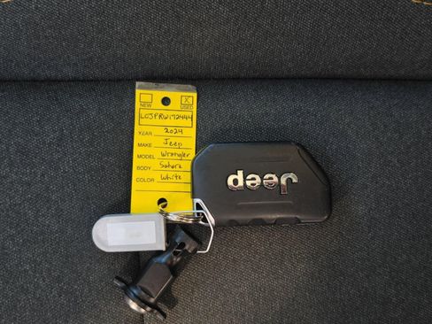 Used 2024 Jeep Wrangler Unlimited Sahara AWD/4WD image 36