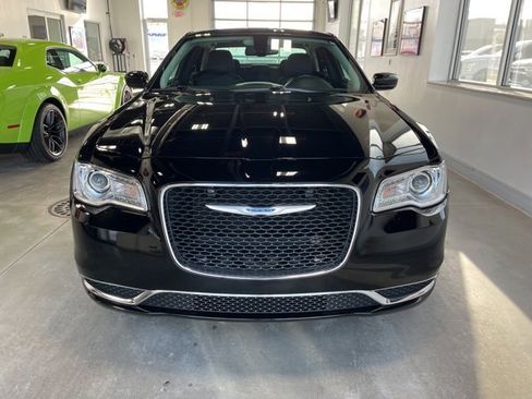Used 2022 Chrysler 300 Touring image 2