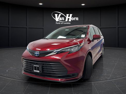 Used 2025 Toyota Sienna LE AWD/4WD image 3