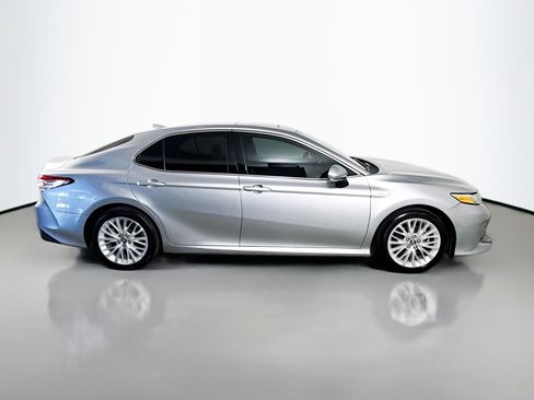 Used 2019 Toyota Camry XLE w/ Sunroof Package image 11