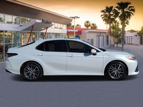 Used 2022 Toyota Camry XLE w/ Navigation Upgrade Package FWD image 2