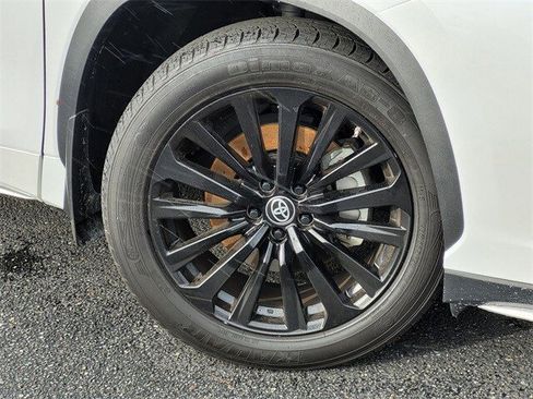 Used 2023 Toyota Highlander L image 9