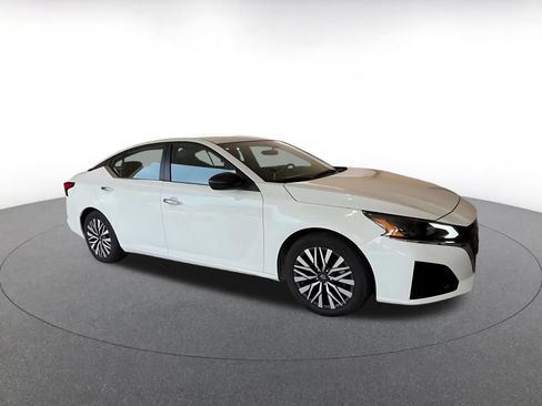 Used 2025 Nissan Altima 2.5 SV FWD image 2