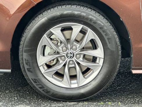 Certified 2023 Toyota Sienna XLE image 31