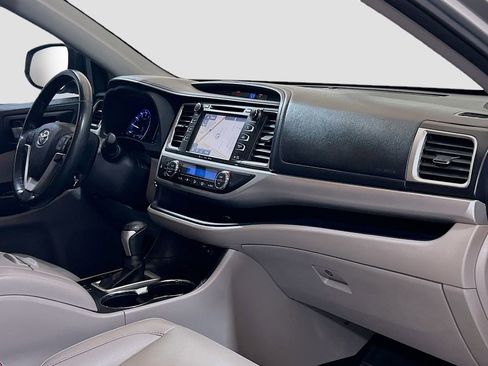 Used 2019 Toyota Highlander XLE FWD image 29