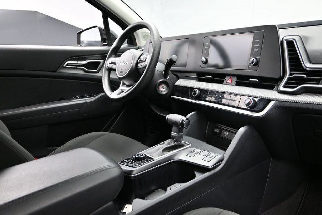 Used 2025 Kia Sportage LX AWD/4WD image 14