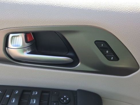 Used 2023 Chrysler Pacifica Touring-L image 26