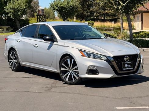 Used 2021 Nissan Altima 2.5 SR FWD image 2