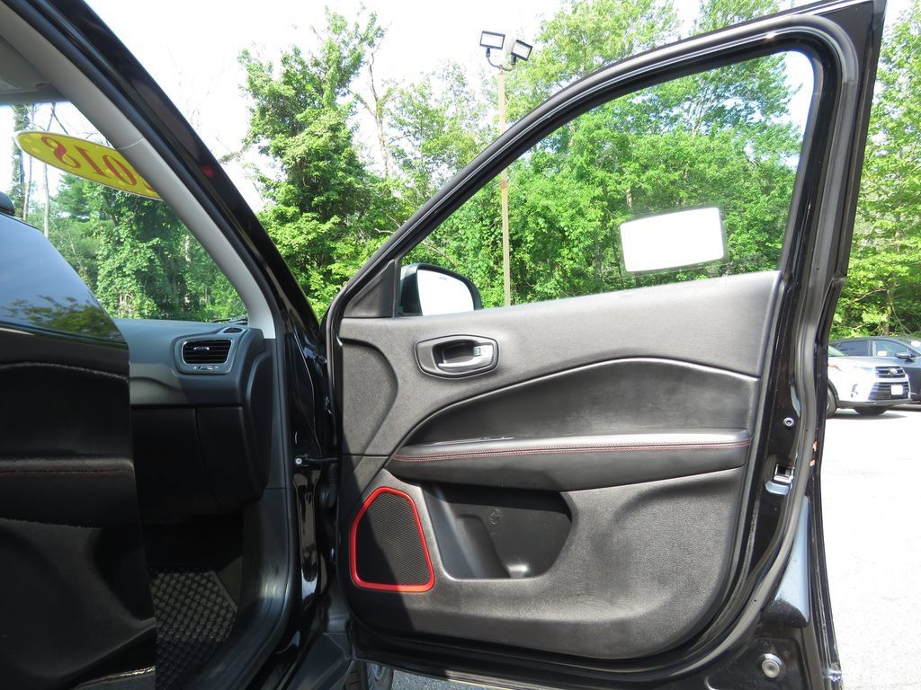 Used 2018 Jeep Compass Trailhawk w/ Leather Interior Group AWD/4WD image 12