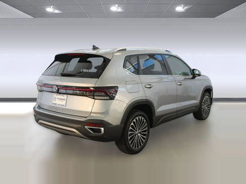 New 2025 Volkswagen Taos SE image 8