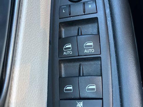 Used 2024 Chrysler Pacifica Touring-L image 13