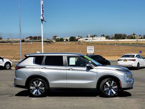 Used 2025 Mitsubishi Outlander SE FWD image 3