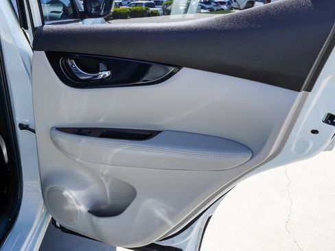Used 2018 Nissan Rogue Sport SL AWD/4WD image 28