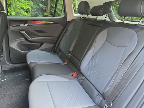 New 2025 Volkswagen Tiguan SE image 14