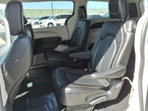 Used 2023 Chrysler Pacifica Touring-L FWD image 12