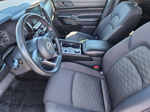 Used 2024 Nissan Pathfinder SV image 8