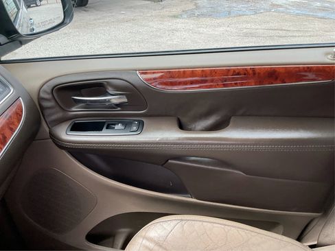 Used 2014 Chrysler Town & Country Limited w/ Luxury Group FWD image 20