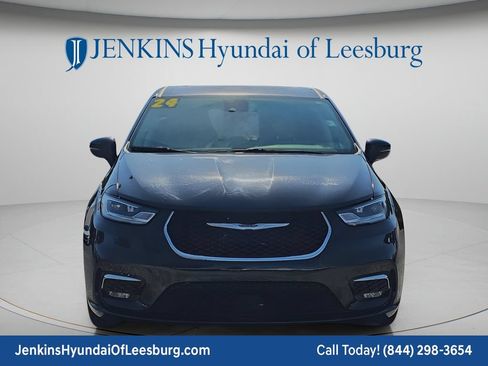Used 2024 Chrysler Pacifica Limited FWD image 10