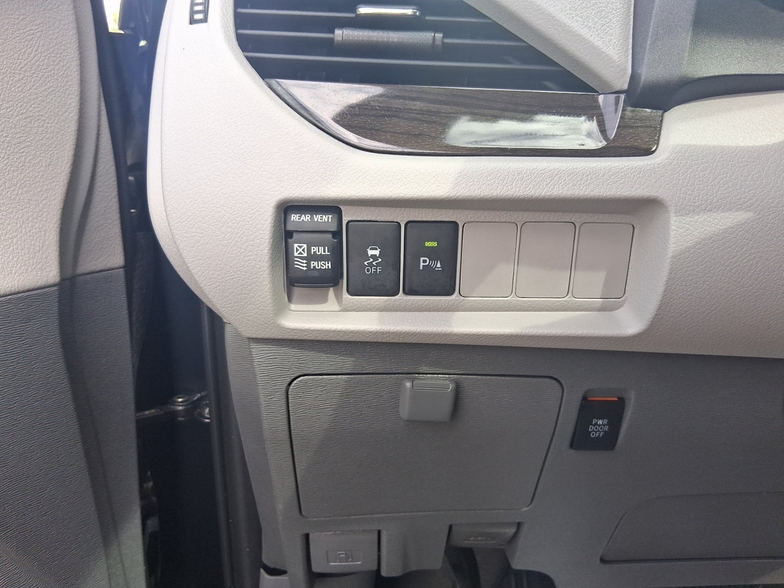 Used 2020 Toyota Sienna XLE w/ XLE Navigation Package FWD image 20