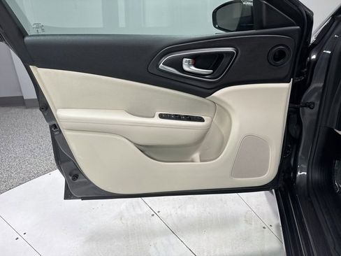 Used 2016 Chrysler 200 Limited w/ Convenience Group image 7