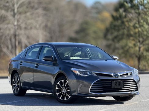 Used 2017 Toyota Avalon XLE image 12