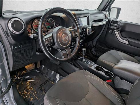 Used 2015 Jeep Wrangler Unlimited Rubicon image 9