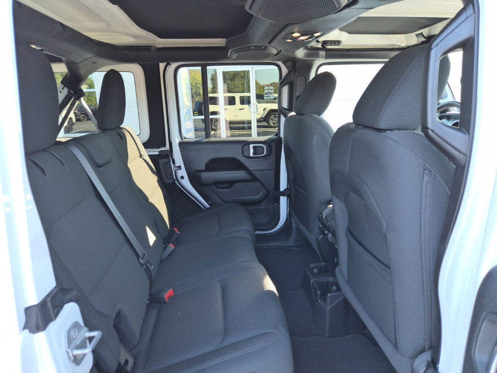 Used 2020 Jeep Wrangler Unlimited Sahara w/ Cold Weather Group AWD/4WD image 21