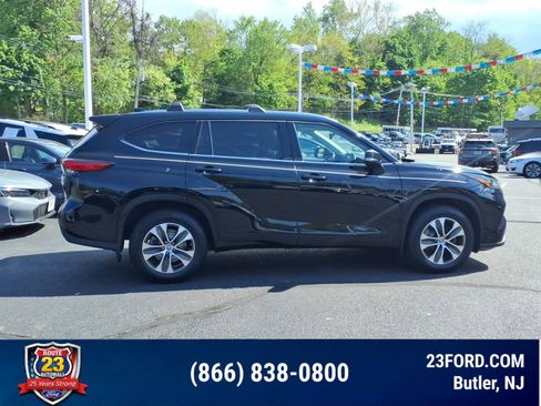 Used 2021 Toyota Highlander XLE AWD/4WD image 9