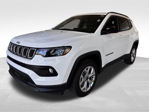 Used 2025 Jeep Compass Latitude AWD/4WD image 3
