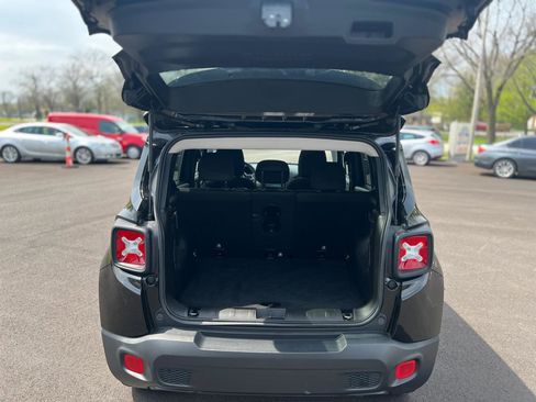 Used 2018 Jeep Renegade Latitude w/ Cold Weather Group AWD/4WD image 33