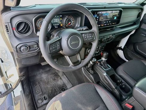 Used 2025 Jeep Gladiator Rubicon w/ Convenience Group AWD/4WD image 10