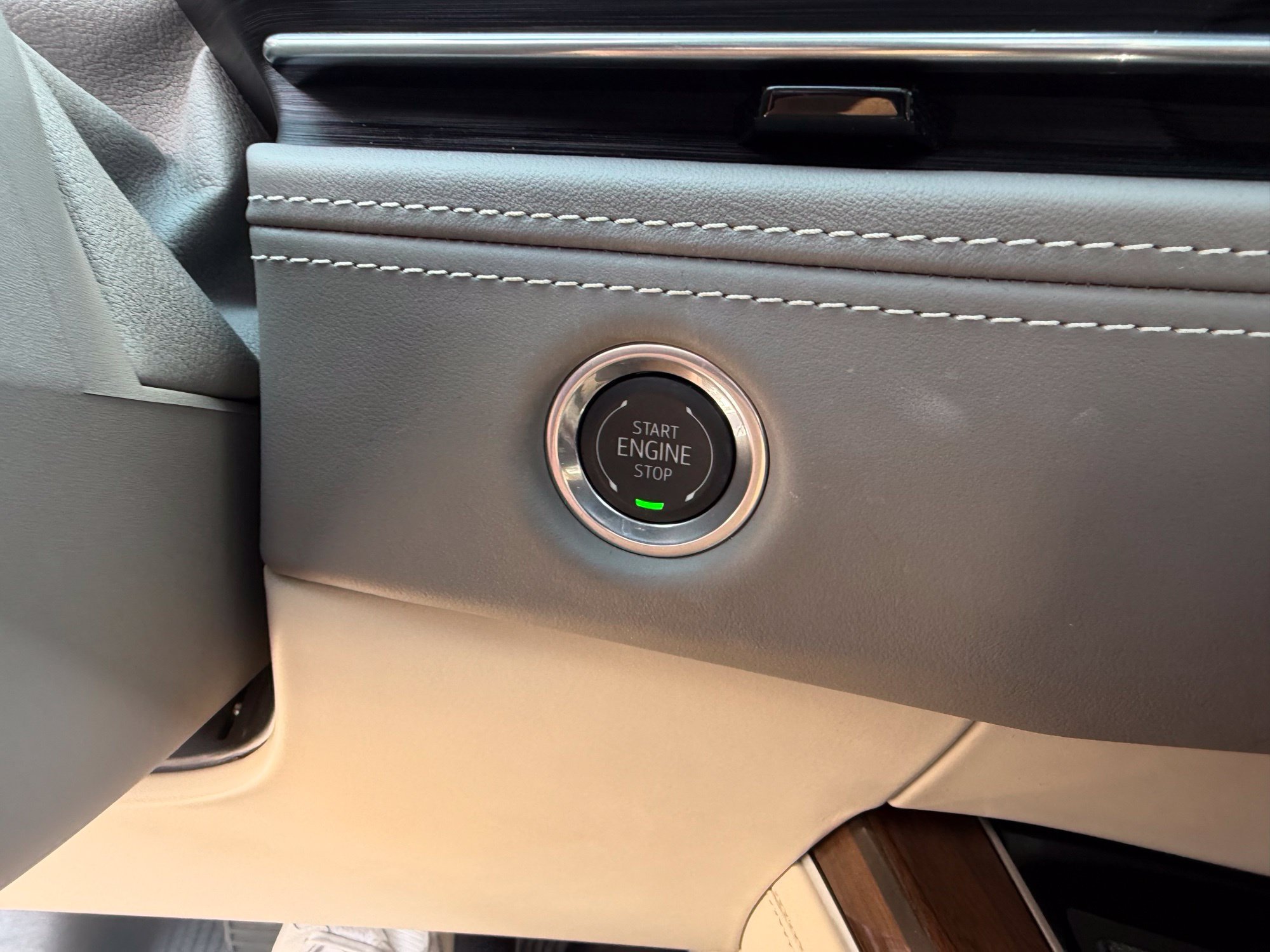 Used 2026 Cadillac Escalade ESV Platinum Sport w/ LPO, ONYX Package AWD/4WD image 27