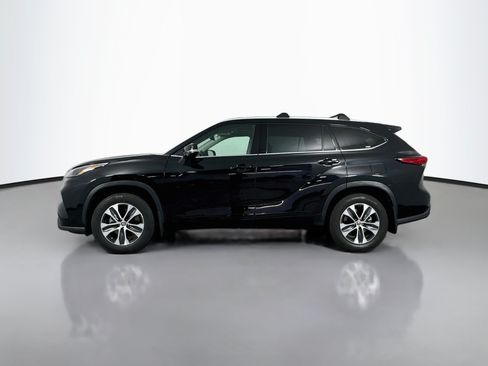 Used 2022 Toyota Highlander XLE AWD/4WD image 4