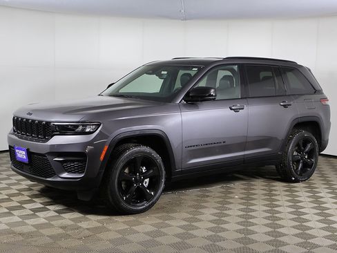 Used 2023 Jeep Grand Cherokee Altitude image 7