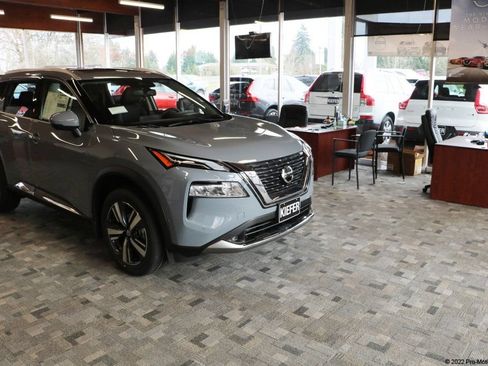 Used 2025 Nissan Rogue SV AWD/4WD image 9