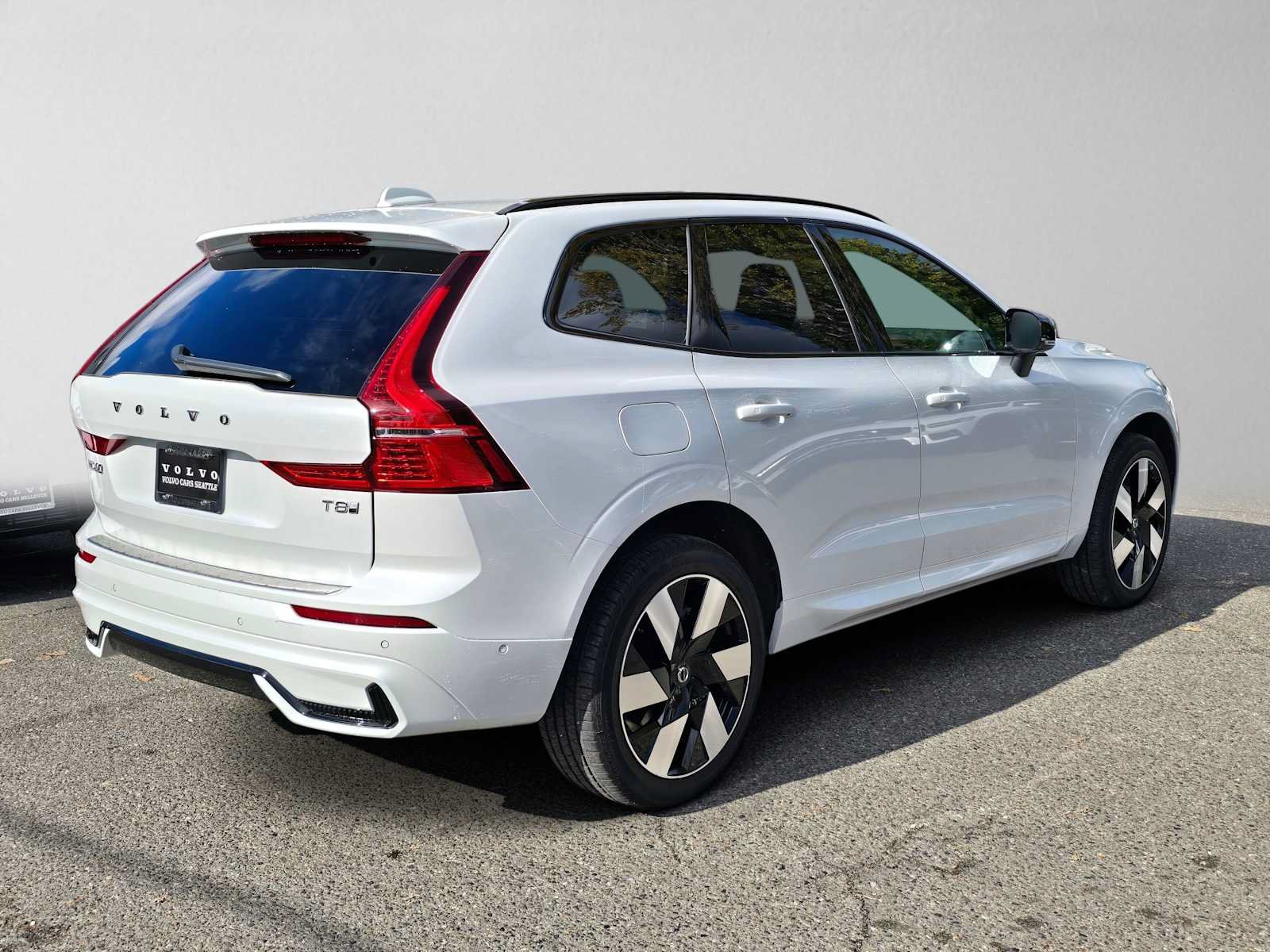 Used 2025 Volvo XC60 T8 Plus w/ Protection Package Premier AWD/4WD image 3