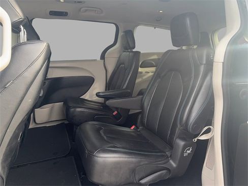 Used 2021 Chrysler Pacifica Touring-L w/ Uconnect Theater Family Group image 14