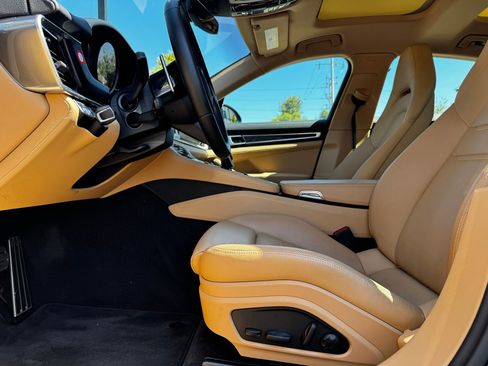 Certified 2023 Porsche Panamera AWD/4WD image 5