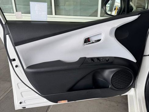 Certified 2019 Toyota Prius L Eco FWD image 18