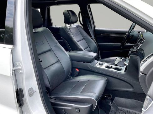 Used 2020 Jeep Grand Cherokee Overland w/ Interior Metal Package AWD/4WD image 24