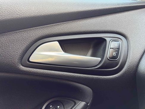 Used 2018 Ford Focus SE FWD image 32