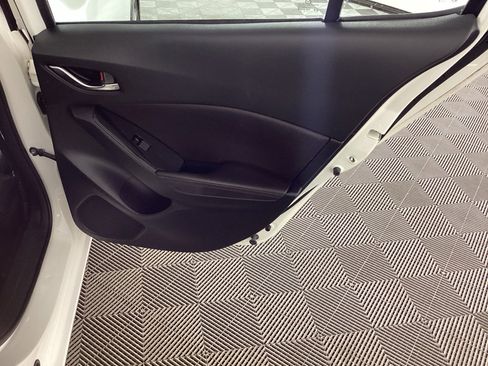 Used 2018 MAZDA MAZDA3 Touring image 11