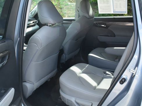 Used 2023 Toyota Highlander Limited image 23