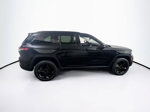 Used 2023 Jeep Grand Cherokee Limited w/ Black Appearance Package AWD/4WD image 4