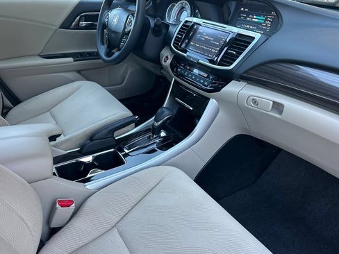 Used 2017 Honda Accord EX image 14